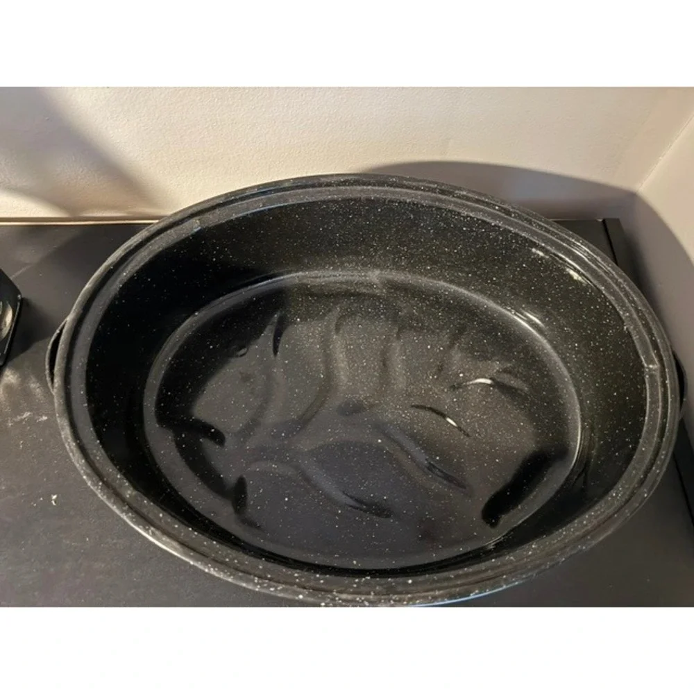 Granite Ware 15-inch oval roaster pan with a lid, speckled‎ black enamel finish.